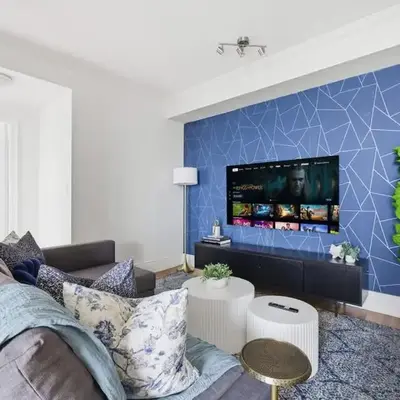 Stylish 3br Condo - Parking - 65 TV
