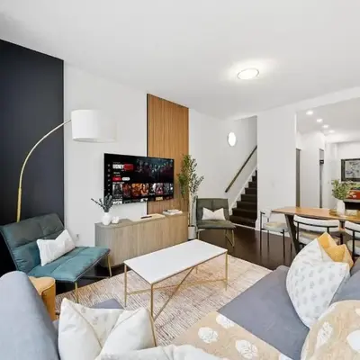 Lux Harbourfront Home Sleeps 10 with Free Parking