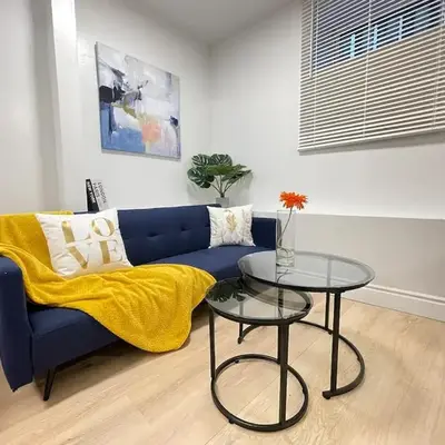 The Scholar Suite Modern Comfort Near Western U