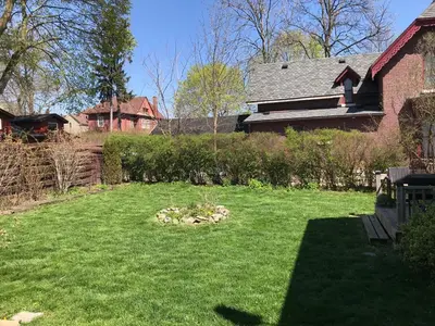 a yard of a house with a yard sidx sidx sidx at WHITE SWAN House in Niagara Falls