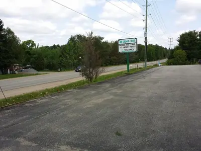 a street sign on the side of a road at Cedar Lane Motel in Bracebridge