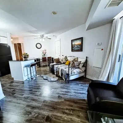 Luxury 2 bedroom Condo With Parking and Swimming Pool Near Square One