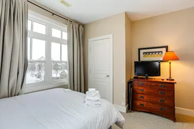 a bedroom with a bed and a television on a dresser at 2 Bedroom Rivergrass with a View in Blue Mountains