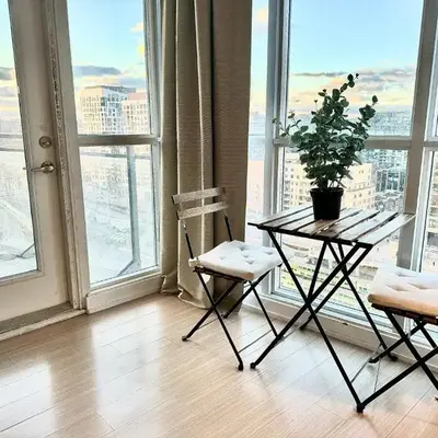 Elegant Downtown Condo Near CN Tower -FREE Parking