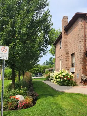 a no parking sign in front of a brick building at Canadas Best Value Inn-Richmond Hill in Richmond Hill