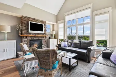 a living room with a couch and a fireplace at Rivergrass Townhouse in Blue with Pool Golf Skiing - 219 Rivergrass in Blue Mountains