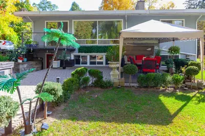 a backyard with an umbrella and a house at Nature Oasis Mar Suite in Dundas