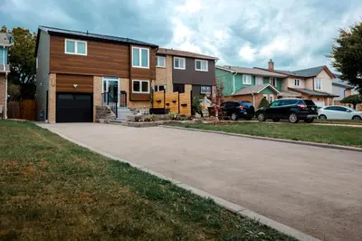 a house with a driveway in a residential neighborhood at Cosy 3-Bedroom Home in Quiet Cul-de-Sac. in Pickering