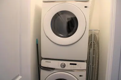 a washing machine and a dryer in a room at Modern Town House Barrie South in Barrie